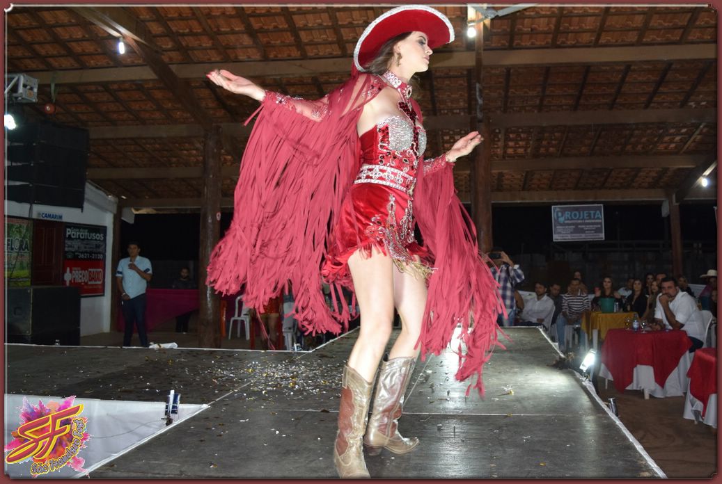 DESFILE DA RAINHA DA EXPOVALE 2019